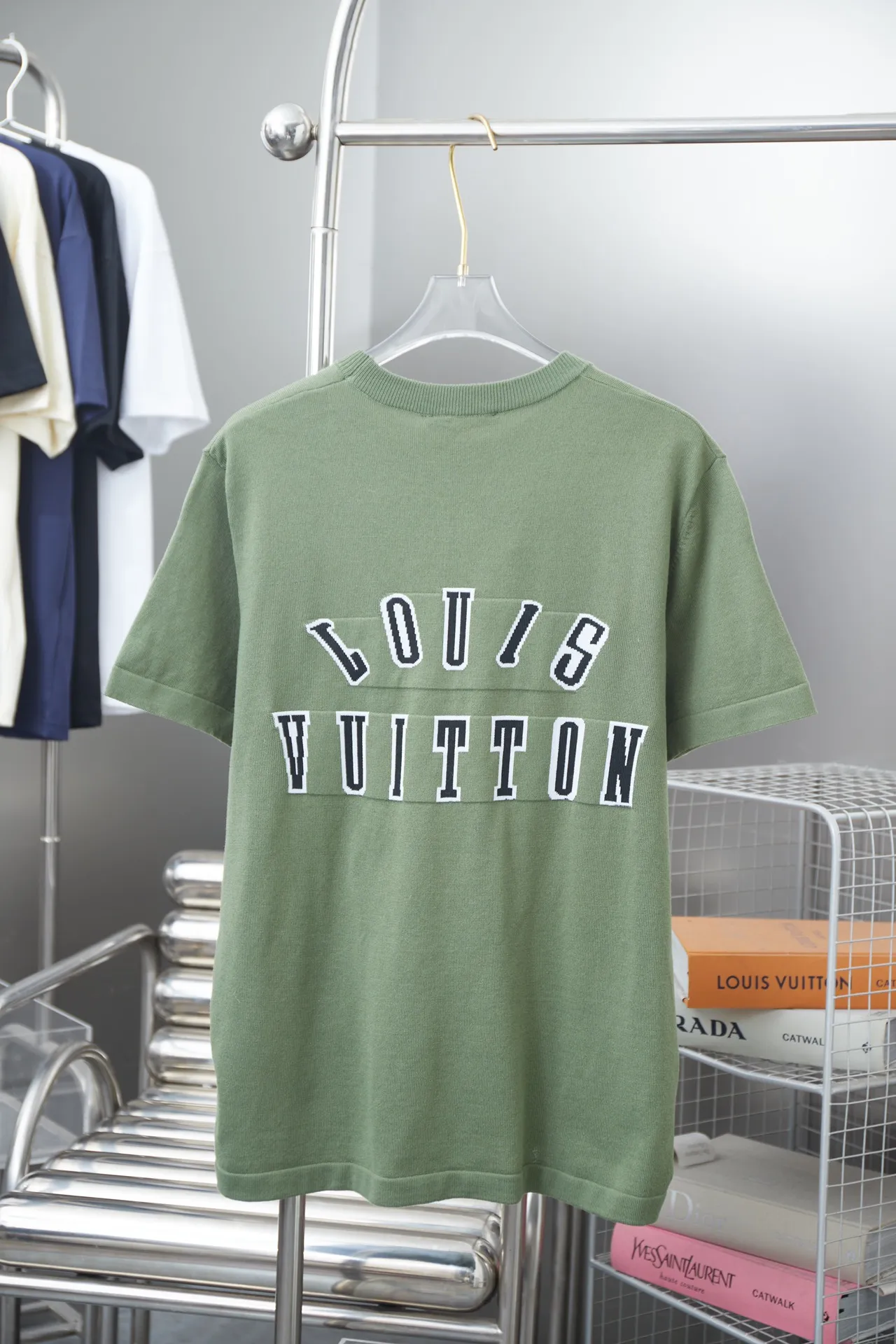 🅿️200 LV Louis 25ss new short-sleeved crew neck shirt is made of high-quality cotton, with contrasting intarsia depicting a smart hound pattern. The brand logo is decorated on the front and back, injecting new ideas into daily wear for dog lovers! Same style for men and women Size: S.M.L.XL